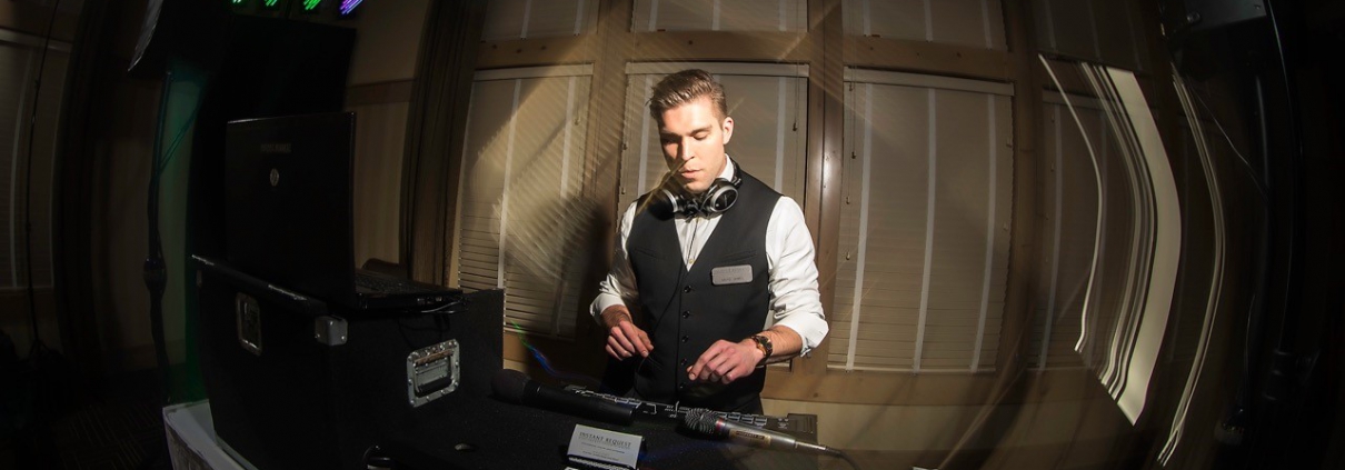 How to Choose the Right DJ for Your Wedding